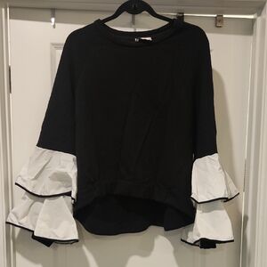 Chic Dixie Black and White Ruffle Sleeve Sweatshirt Size M!